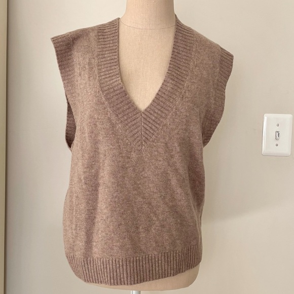 NWOT Aritzia The Group Babaton Sleeveless Sweater Vest, Tan, Women’s M. - Picture 1 of 8